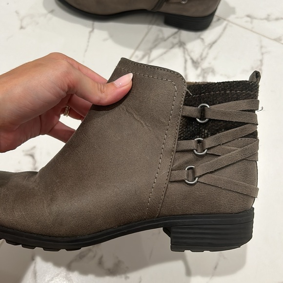 White mountain ankle bootie | size 7 - Picture 2 of 6